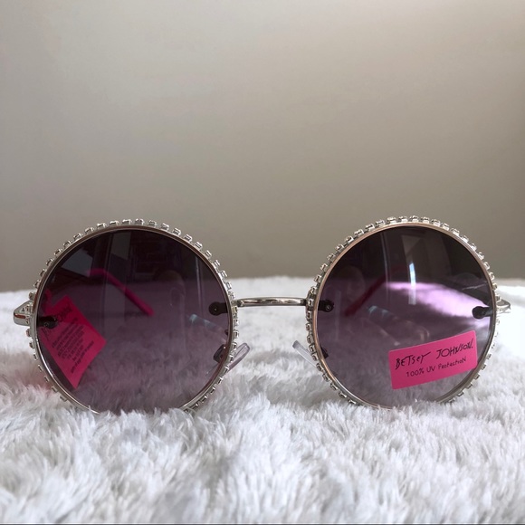 HOST PICK‼️Betsey Johnson Sunglasses - Picture 2 of 4